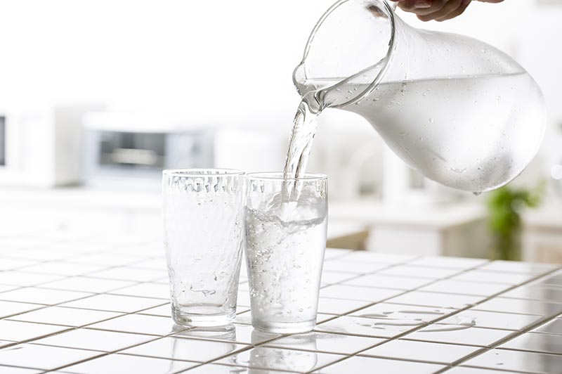 水を飲む